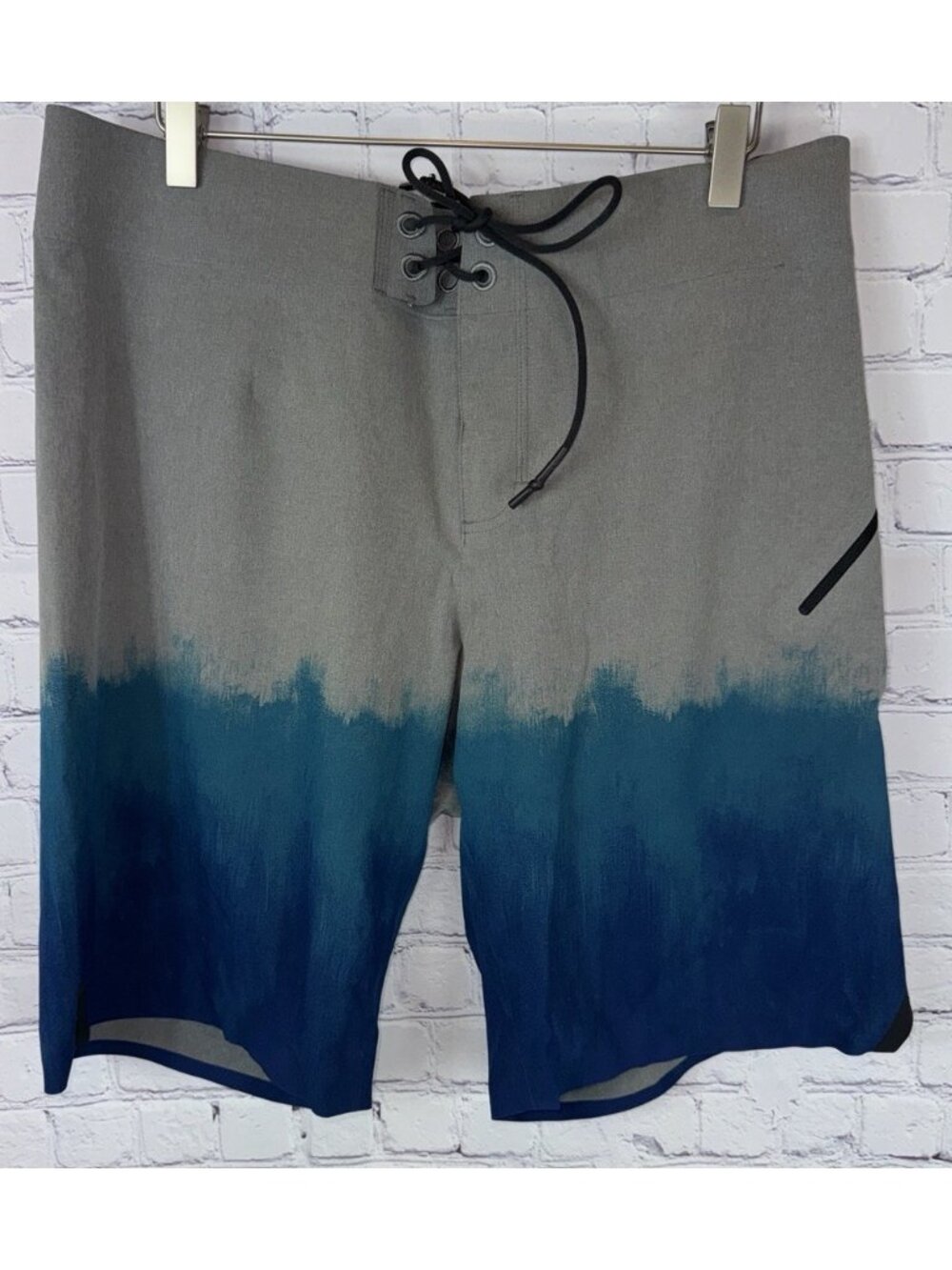 LULULEMON Men’s Size 36 Board Shorts Trunks Gray Blue Ombré Swim Suit Waves